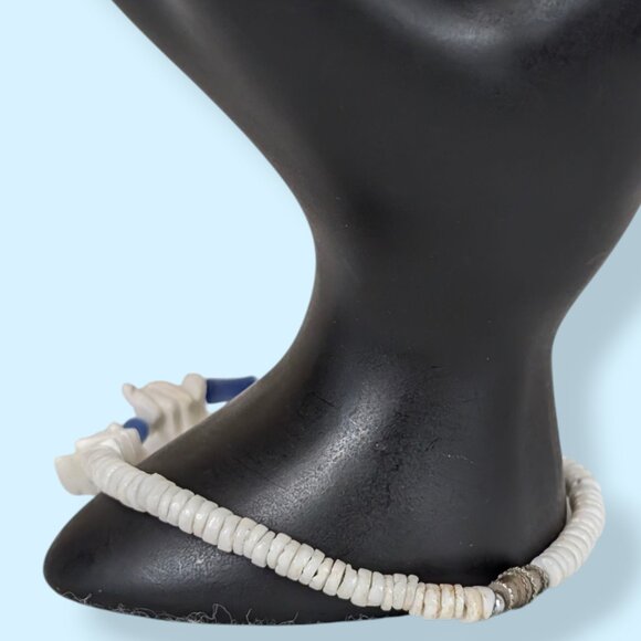 V. White Shell & Blue Chatoyant Glass Beaded Bracelet - Picture 3 of 4